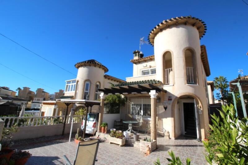 Villa till salu i Villamartin, Alicante