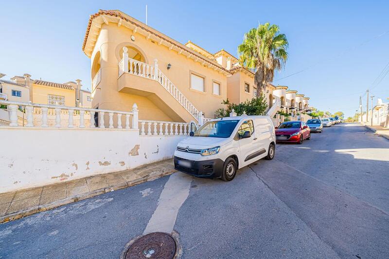Villa till salu i Villamartin, Alicante