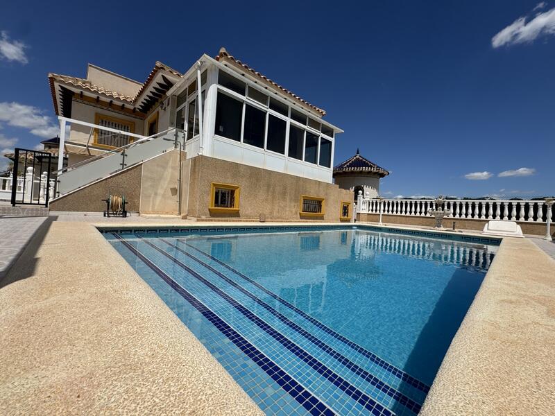 Villa Te koop in Villamartin, Alicante