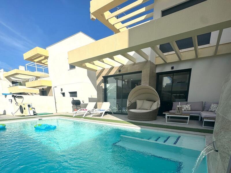 Villa til salg i Los Montesinos, Alicante