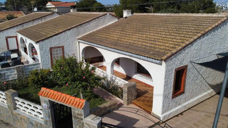 вилла продается в La Zenia, Alicante