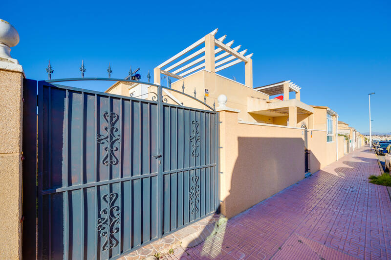 вилла продается в Torrevieja, Alicante