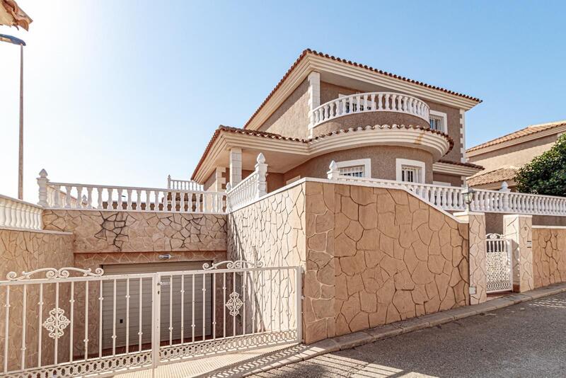 Villa til salg i Playa Flamenca, Alicante