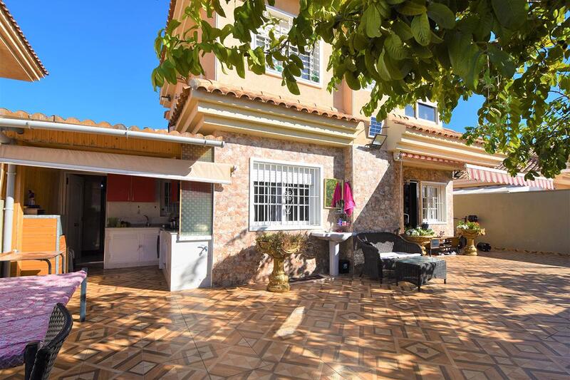 Villa til salgs i Torrevieja, Alicante