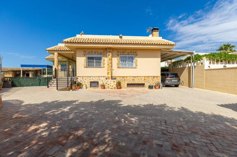 5 спальная комната вилла продается