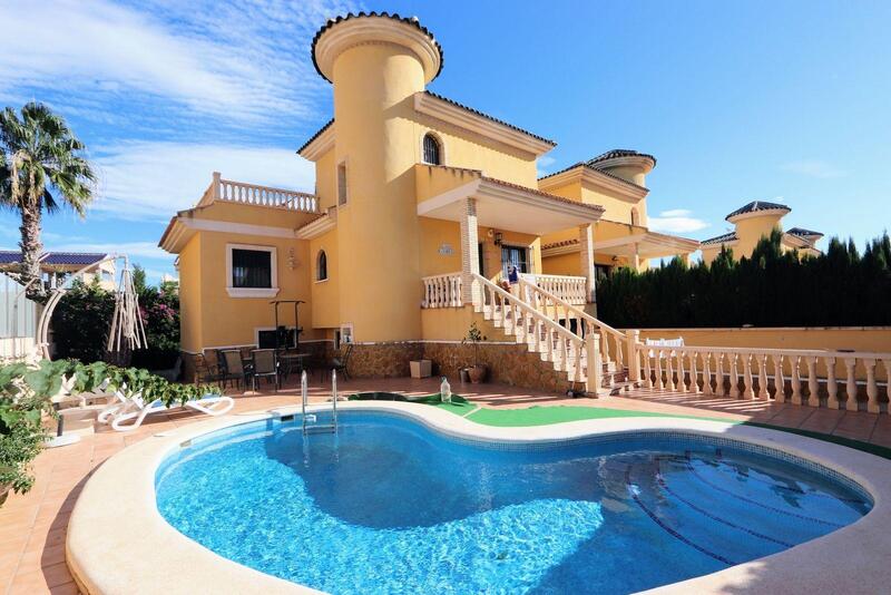 Villa Te koop in Playa Flamenca, Alicante