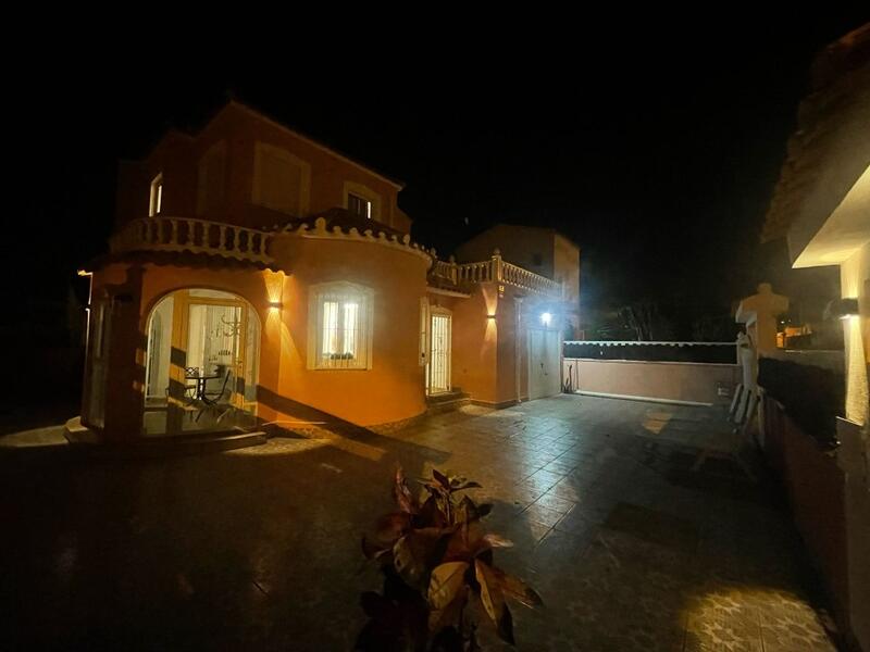 Villa til salgs i Playa Flamenca, Alicante