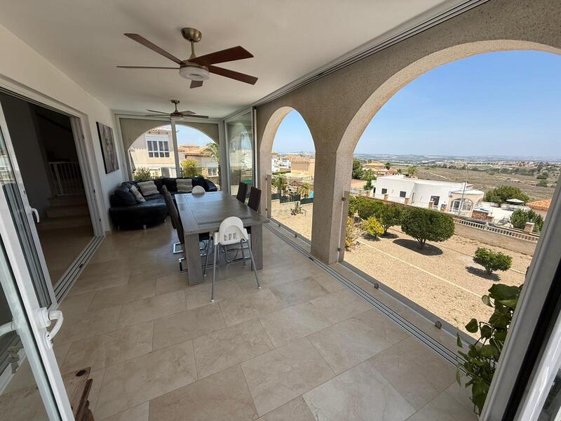 Villa til salg i Villamartin, Alicante