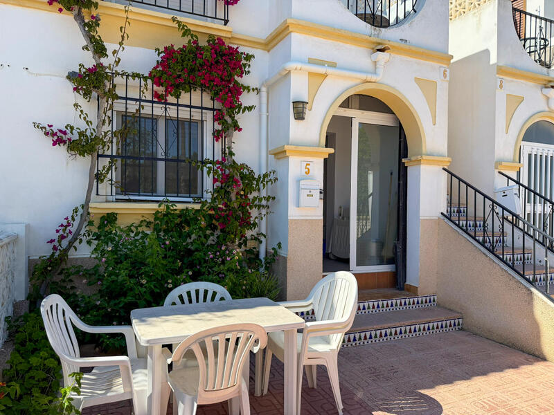 Villa till salu i Villamartin, Alicante