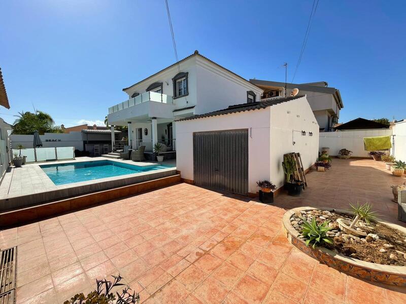 вилла продается в La Zenia, Alicante