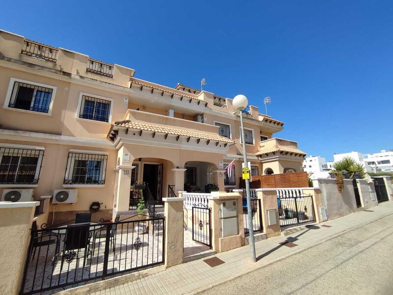 Villa Te koop in Playa Flamenca, Alicante