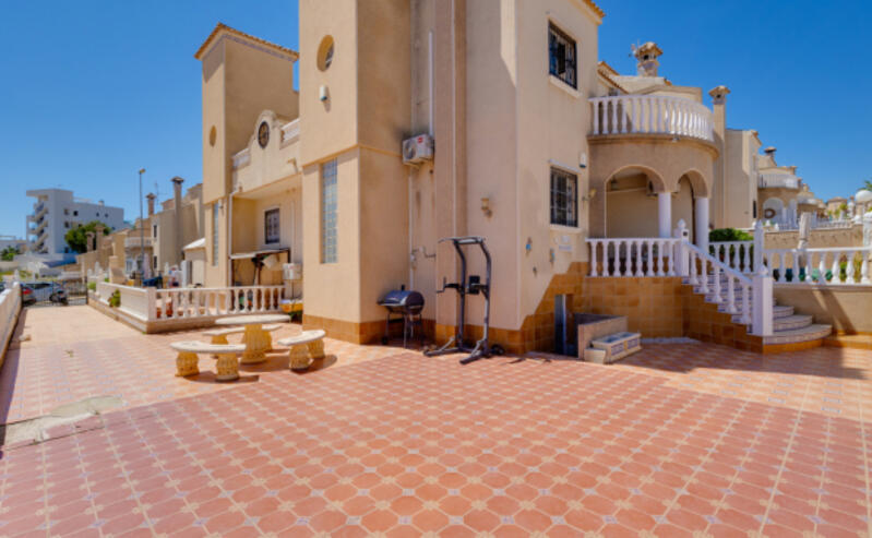 Villa till salu i Villamartin, Alicante