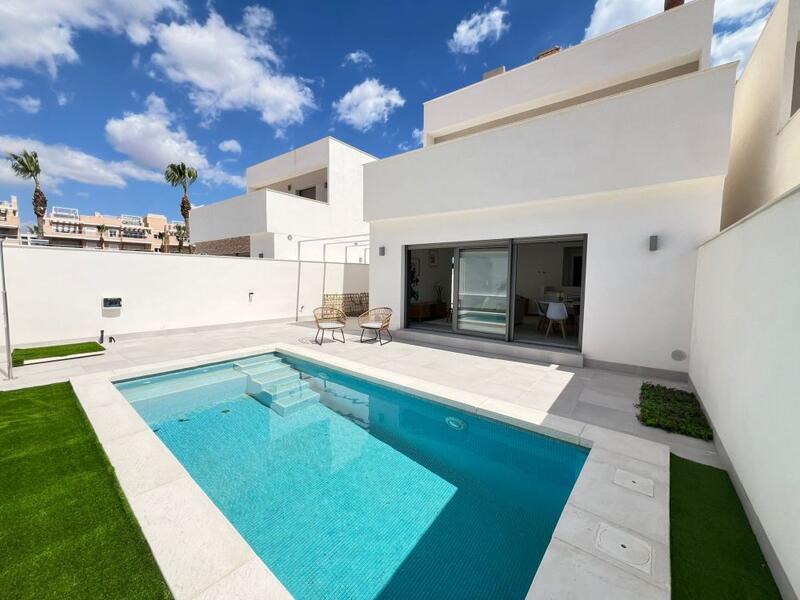 Villa till salu i La Zenia, Alicante