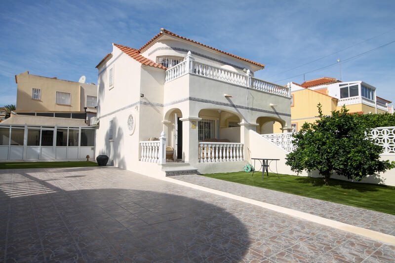 Villa à vendre dans Villamartin, Alicante Villa à vendre dans Villamartin, Alicante