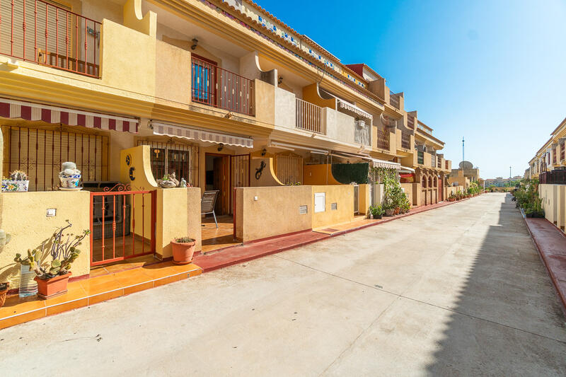 Villa til salg i Playa Flamenca, Alicante