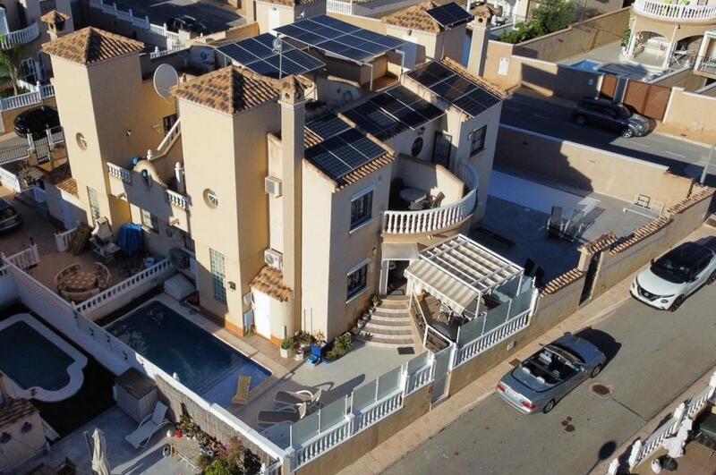 Villa till salu i Villamartin, Alicante