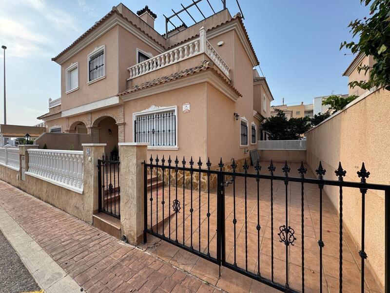 Villa til salgs i La Zenia, Alicante
