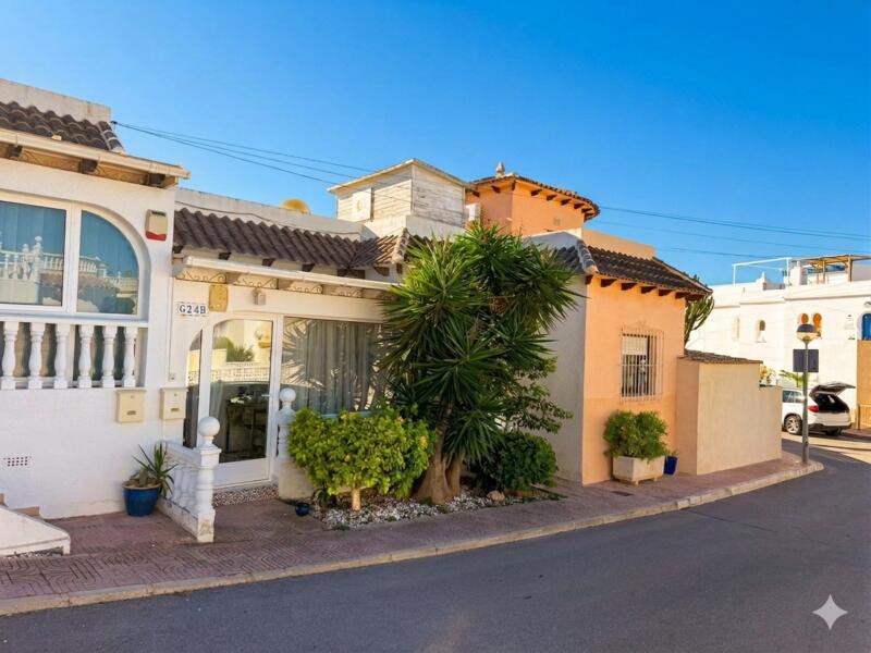 Villa Te koop in Villamartin, Alicante