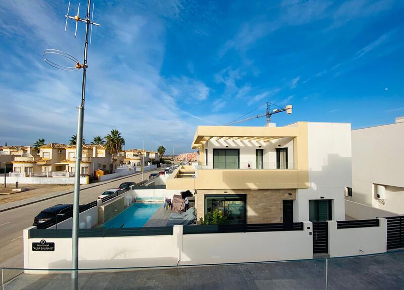 Villa til salgs i Los Montesinos, Alicante