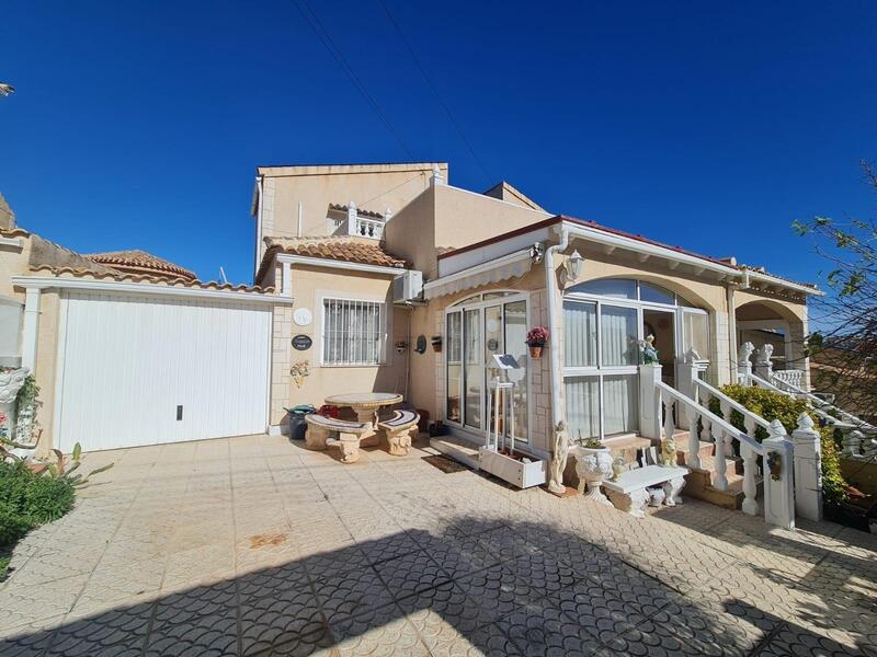 Villa till salu i Villamartin, Alicante