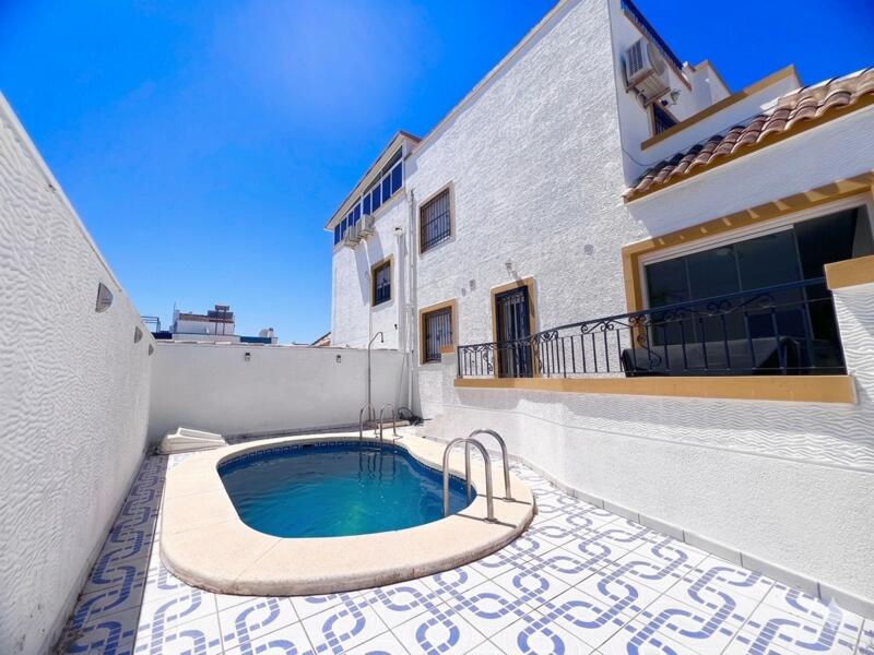 Villa en venta en Playa Flamenca, Alicante Villa en venta en Playa Flamenca, Alicante