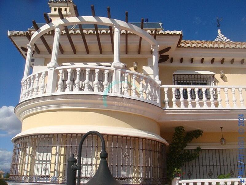 11 bedroom Villa for sale