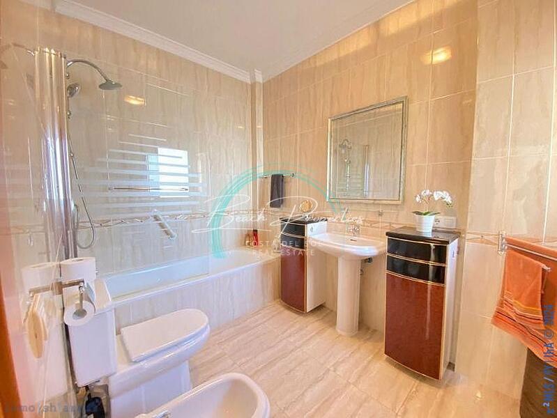5 bedroom Townhouse for sale