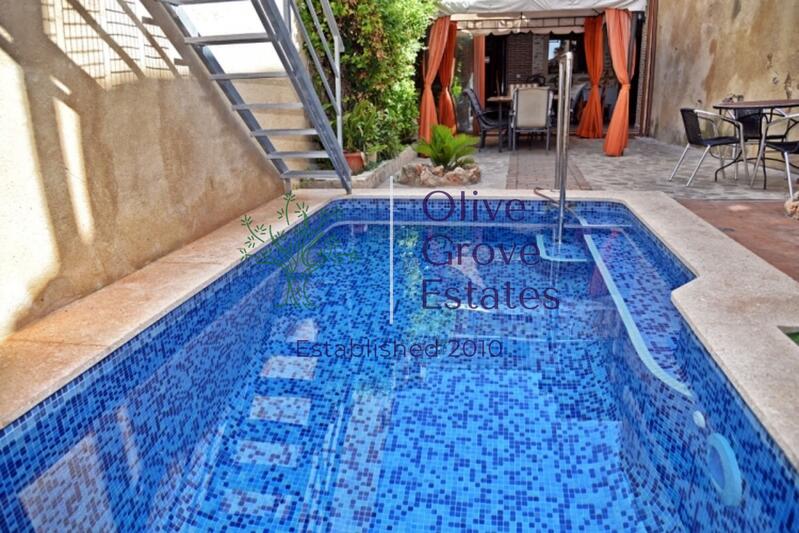 5 bedroom Townhouse for sale