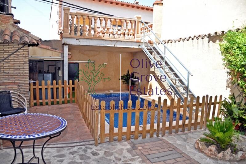 5 bedroom Townhouse for sale
