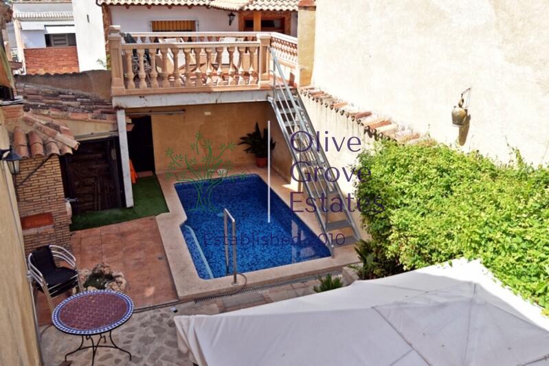 5 bedroom Townhouse for sale