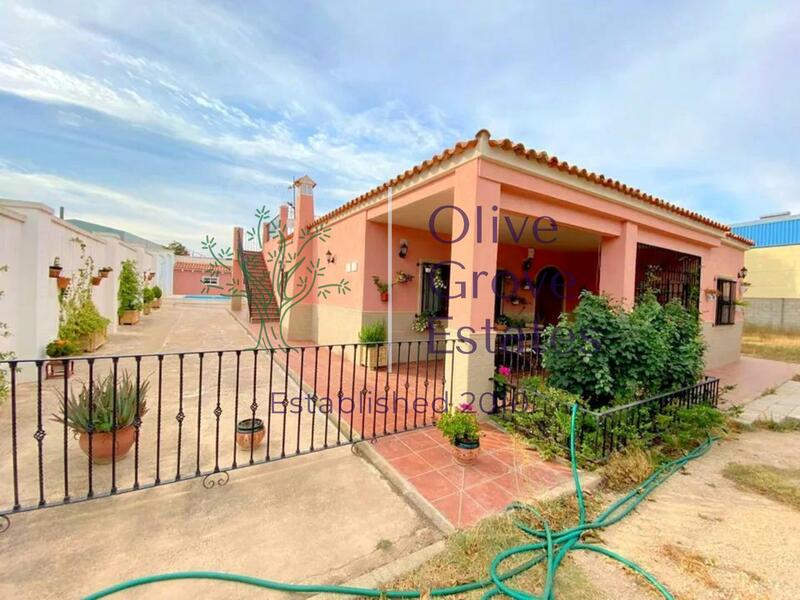 Villa for sale in La Font de la Figuera, Valencia