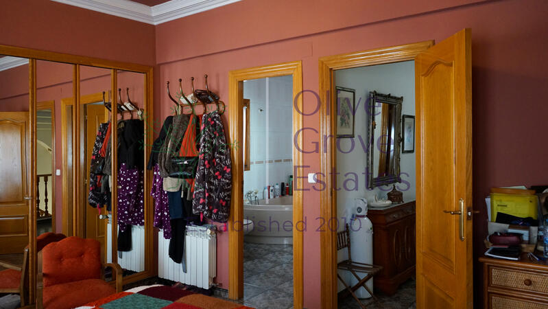 6 bedroom Villa for sale