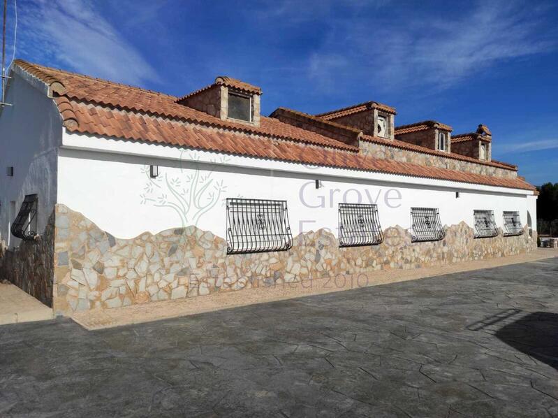 6 bedroom Villa for sale