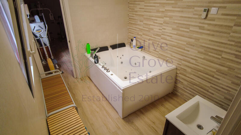 6 bedroom Villa for sale