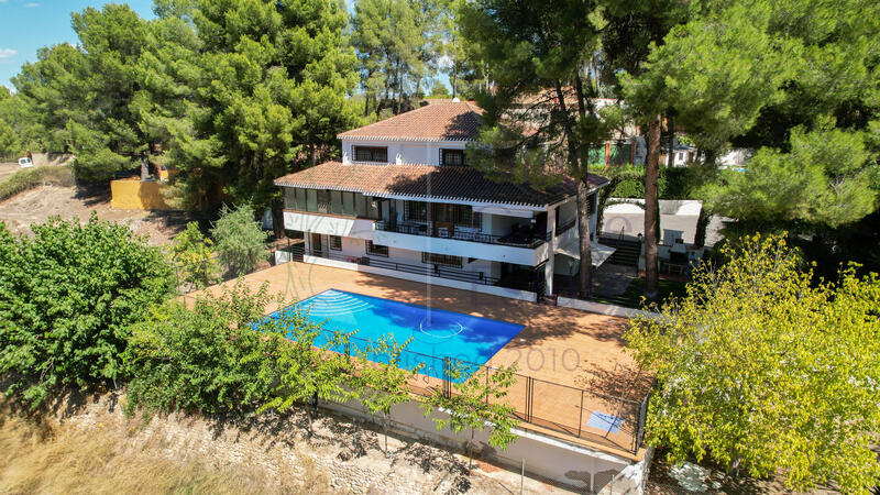5 bedroom Country House for sale