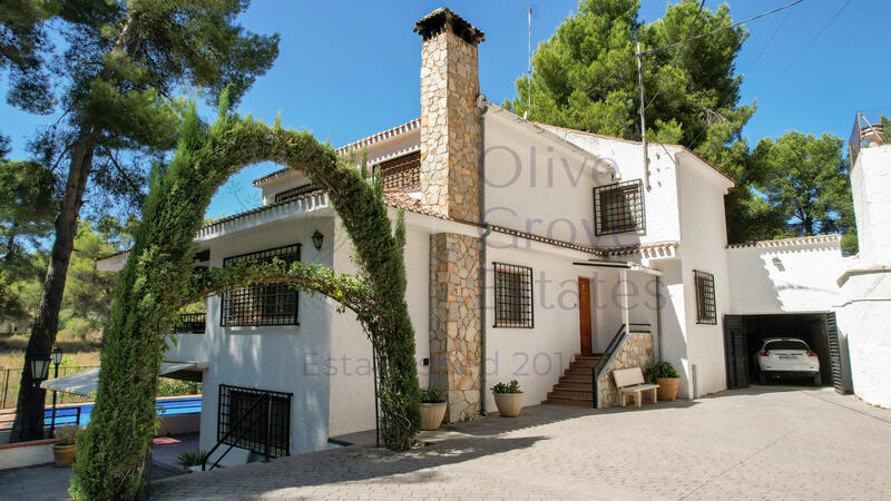 5 bedroom Country House for sale