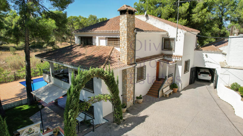 5 bedroom Country House for sale