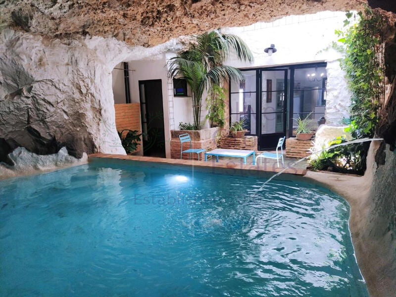 5 bedroom Townhouse for sale
