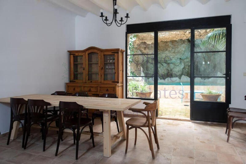 5 bedroom Townhouse for sale