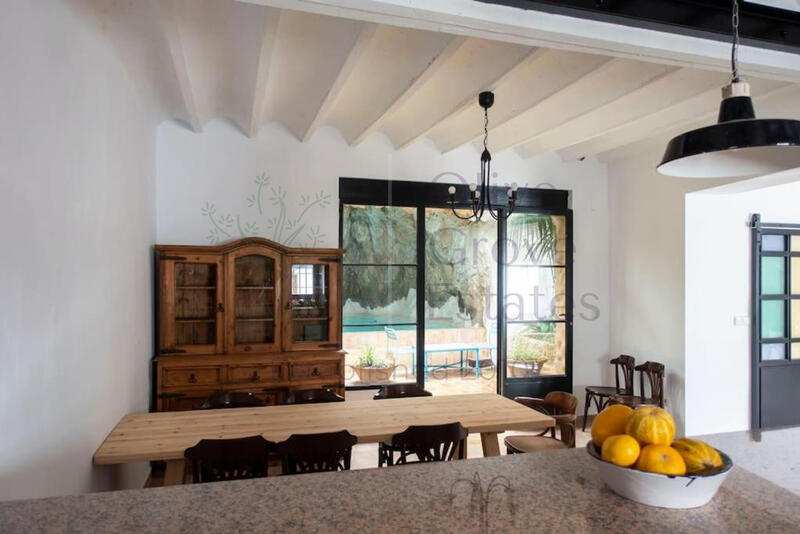 5 bedroom Townhouse for sale