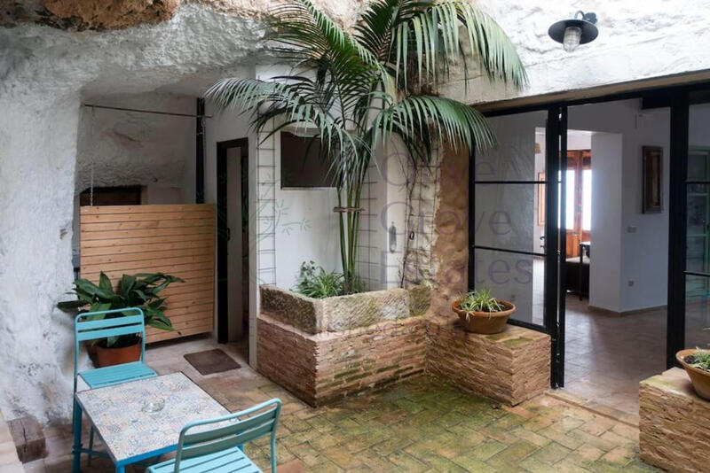 5 bedroom Townhouse for sale