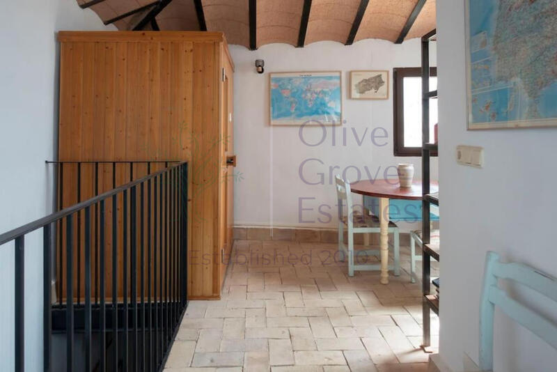 5 bedroom Townhouse for sale