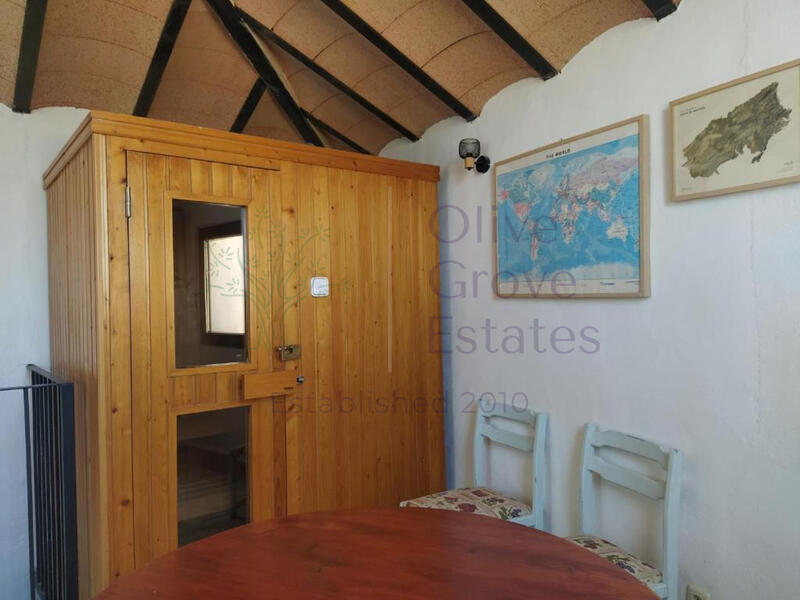 5 bedroom Townhouse for sale