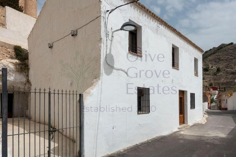 5 bedroom Townhouse for sale