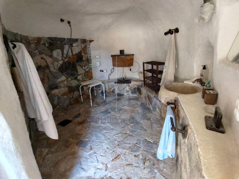 5 soveværelse Grottehus til salg