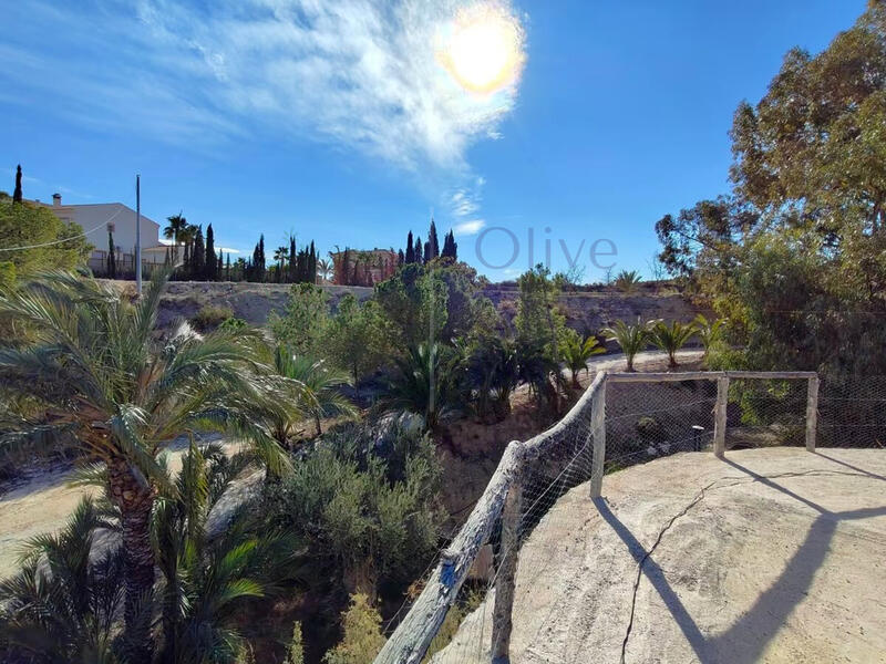 5 soveværelse Grottehus til salg