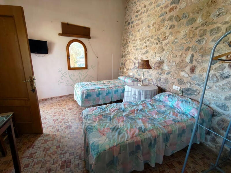 5 soveværelse Grottehus til salg