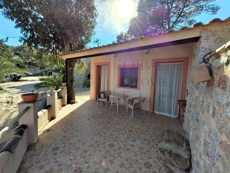 5 soveværelse Grottehus til salg