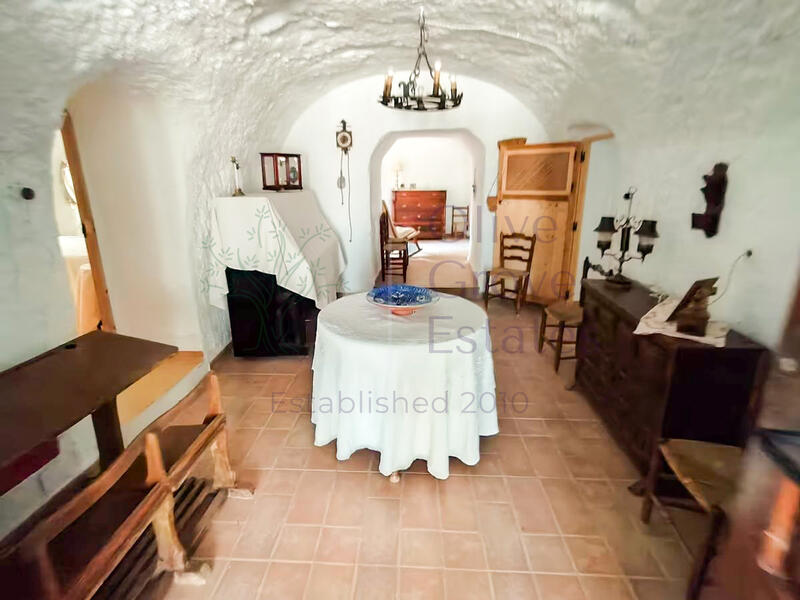 5 soveværelse Grottehus til salg