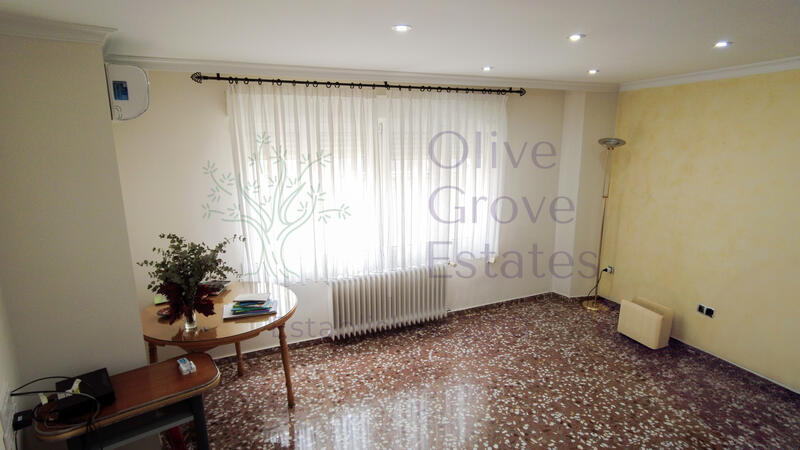 8 bedroom Townhouse for sale